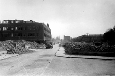 2001-1807 Gezicht in de door het Duitse bombardement van 14 mei 1940 getroffen Speelmanstraat vanaf hoekvan de ...
