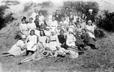 2001-1820 De christelijke meisjesvereniging van Feijenoord in de duinen van Hoek van Holland.