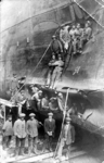 2001-1822 Werknemers van een scheepswerf poseren in de gaten van een schip dat na een aanvaring averij heeft opgelopen.