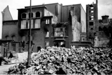2001-1863 Puinresten na het Duitse bombardement van 14 mei 1940. De Eerste Lombardstraat bij de Gedempte Binnenrotte, ...