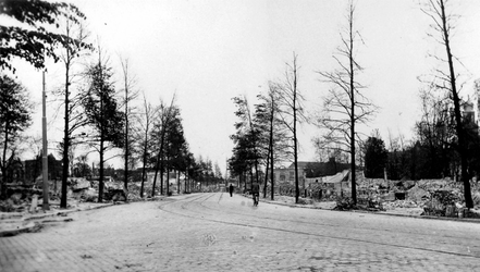 2001-1878 Gezicht op de door het Duitse bombardement van 14 mei 1940 getroffen Stationsweg met restanten van gebouwen, ...