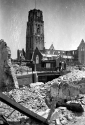 2001-1881 Gezicht op de door het Duitse bombardement van 14 mei 1940 getroffen Vlasmarkt. Restanten van de ...