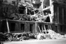 2001-1886 Gezicht op de door het Duitse bombardement van 14 mei 1940 getroffen zuidelijke gevel van het postkantoor aan ...
