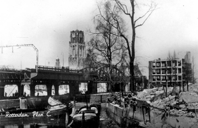 2001-1888 Gezicht in de door het Duitse bombardement van 14 mei 1940 getroffen Kolk, vanaf Plan C..Restanten van ...