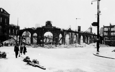 2001-1890-1 Gezicht op de door het Duitse bombardement van 14 mei 1940 getroffen Oudehavenkade. Restanten van het ...