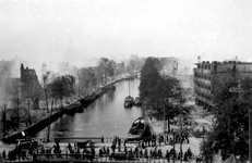 2001-1911 Zicht op de door het Duitse bombardement van 14 mei 1940 getroffen Nieuwehaven, in westelijke richting. Op de ...