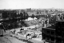 2001-1969 Gezicht op de door het Duitse bombardement van 14 mei 1940 getroffen omgeving van de Karrensteeg, die liep ...