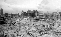 2001-1980 Gezicht op de door het Duitse bombardement van 14 mei 1940 getroffen omgeving van de Hoogstraat met de rk ...