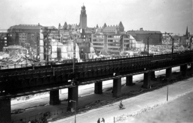 2001-1987 Puinresten van gebouwen als gevolg van het Duitse bombardement van 14 mei 1940. Het spoorwegviaduct aan de ...
