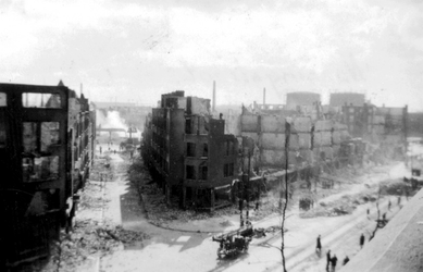 2001-1988 Gezicht op de dooor het geallieerde bombardement van 31 maart 1943 getroffen Mathenesserweg bij de ...