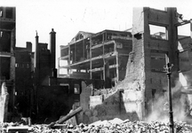 2001-1996 Gezicht op de door het Duitse bombardement van 14 mei 1940 getroffen Schiedamsedijk met restanten van panden ...