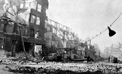 2001-2015 Gezicht op de door het Duitse bombardement van 14 mei 1940 getroffen Meent. Als gevolg van dit bombardement ...