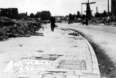 2001-2024 Gezicht op de door het Duitse bombardement van 14 mei 1940 getroffen omgeving van het Oostplein met molen de ...
