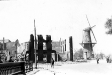 2001-2026 Gezicht op de door het Duitse bombardement van 14 mei 1940 getroffen Oostplein met links de restanten van de ...