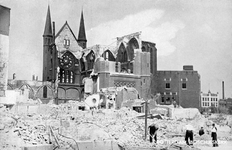 2001-2048 Gezicht op de door het Duitse bombardement van 14 mei 1940 getroffen r.k. kerk van Sint Antonius van Padua ...