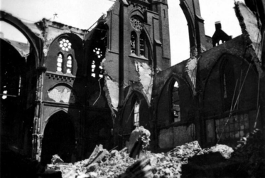 2001-2050 Gezicht in de door het Duitse bombardement van 14 mei 1940 getroffen r.k. kerk van Sint Antonius van Padua ...