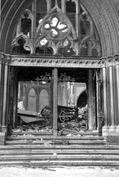 2001-2051 Gezicht op de door het Duitse bombardement van 14 mei 1940 getroffen r.k. kerk van Sint Antonius van Padua ...
