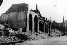 2001-2071 Gezicht op de door het Duitse bombardement van 14 mei 1940 getroffen Boompjes.