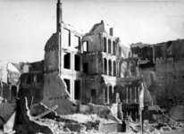 2001-2072 Gezicht op de door het Duitse bombardement van 14 mei 1940 getroffen Boompjes. Ter hoogte van het Maashotel.