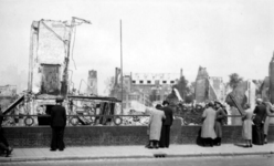 2001-2075 Gezicht op de door het Duitse bombardement van 14 mei 1940 getroffen Boompjes. Vanaf de oprit van de Willemsbrug.