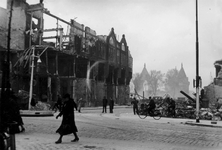 2001-2079-1 Gezicht op de door het Duitse bombardement van 14 mei 1940 getroffen Rederijstraat. Vanaf de Boompjes ...