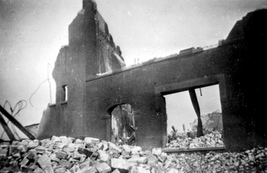 2001-2099 Op de voorgrond de door het Duitse bombardement van 14 mei 1940 getroffen Zuiderkerk aan de Gedempte Glashaven.