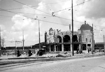 2001-2106 Gezicht op het Hofplein met het verwoeste stationsgebouw Hofplein en café-restaurant Loos , als gevolg van ...