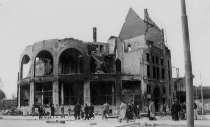 2001-2108 Gezicht op het Hofplein met het verwoeste stationsgebouw Hofplein en café-restaurant Loos, als gevolg van het ...