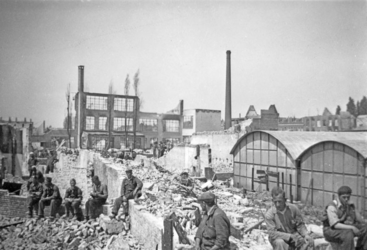 2001-2110 Gezicht op de door het Duitse bombardement van 14 mei 1940 getroffen Hofdijk met puinruimers, als gevolg van ...