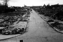 2001-2132 Gezicht in de door het Duitse bombardement van 14 mei 1940 getroffen Speelmanstraat . Uit het zuiden. Als ...