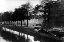 2001-2152 Gezicht op de door het Duitse bombardement van 14 mei 1940 getroffen Nieuwehaven. Restanten van huizen en ...