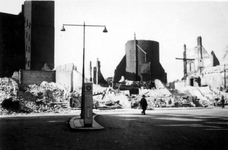 2001-2153 Gezicht op de door het Duitse bombardement van 14 mei 1940 getroffen omgeving van de Nieuwehaven. Restanten ...
