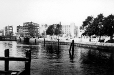 2001-2155 Gezicht op de door het Duitse bombardement van 14 mei 1940 getroffen Nieuwehaven. Restanten van huizen en ...