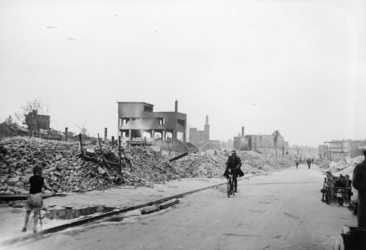 2001-2173 Gezicht in de door het Duitse bombardement van 14 mei 1940 getroffen Goudseweg. Restanten van panden als ...