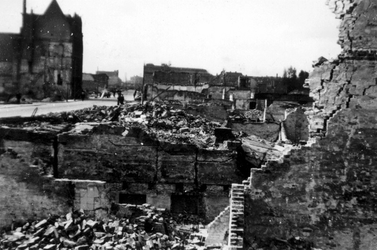 2001-2174 Gezicht op de door het Duitse bombardement van 14 mei 1940 getroffen Schiedamsedijk en omgeving. Als gevolg ...