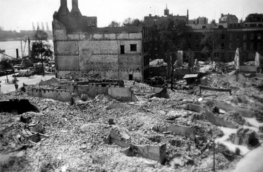 2001-2177 Gezicht op de door het Duitse bombardement van 14 mei 1940 getroffen Westerstraat. Links de Willemskade en de ...
