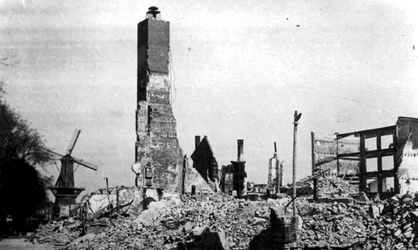 2001-2183 Gezicht op de door het Duitse bombardement van 14 mei 1940 getroffen gebied bij de Oostzeedijk, bij het ...