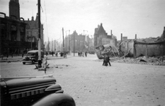 2001-2202 Puinresten na het bombardement van 14 mei 1940. De Coolsingel gezien uit het noorden. Op de voorgrond een ...