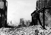 2001-2205 Gezicht op de door het Duitse bombardement van 14 mei 1940 getroffen Westewagenstraat met verwoeste huizen en ...