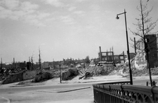 2001-2211 Gezicht op de door het Duitse bombardement van 14 mei 1940 getroffen Strooveer. Vanaf de Langebrug. Als ...