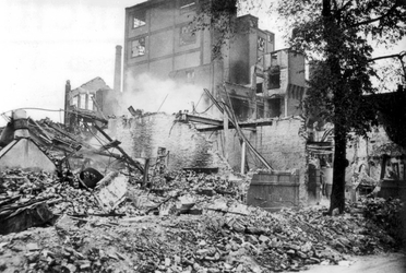 2001-2212 Gezicht op de door het Duitse bombardement van 14 mei 1940 getrofffen Hugo de Grootstraat. Restanten van de ...
