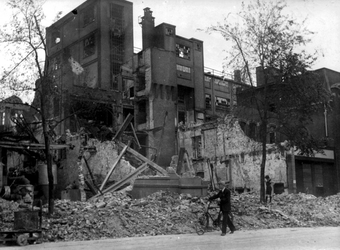 2001-2215 Gezicht op de door het Duitse bombardement van 14 mei 1940 getrofffen Hugo de Grootstraat. Restanten van de ...