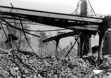 2001-2216 Gezicht op de door het Duitse bombardement van 14 mei 1940 getrofffen Hugo de Grootstraat. Restanten van ...