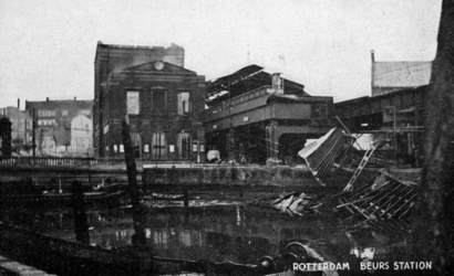 2001-2221 Gezicht op de door het Duitse bombardement van 14 mei 1940 getroffen Kolk met het Beursstation gezien vanaf ...