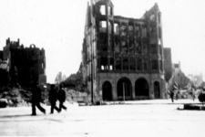 2001-2224 Puinresten na het bombardement van 14 mei 1940. Gezicht op de Zuidblaak, het kantoorpand van De Nederlanden, ...