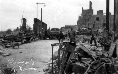 2001-2231 Gezichti n de door het Duitse bombardement van 14 mei 1940 getroffen Hoogstraat . De restanten van panden in ...