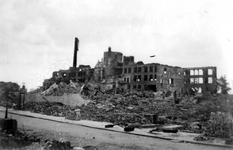 2001-2242 Gezicht op de door het Duitse bombardement van 14 mei 1940 getroffen Hoogstraat met restanten van de fabriek ...