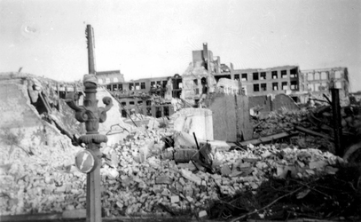 2001-2243 Gezicht op de door het Duitse bombardement van 14 mei 1940 getroffen omgeving van de Hoogstraat en de ...