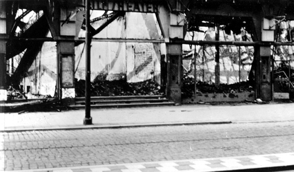 2001-2258 Gezicht op de door het Duitse bombardement van 14 mei 1940 getroffen Pompenburgsingel met de restanten van ...