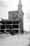 2001-2265 Gezicht op de door het Duitse bombardement van 14 mei 1940 getroffen Goudsesingel met de papierfabriek Cats. ...